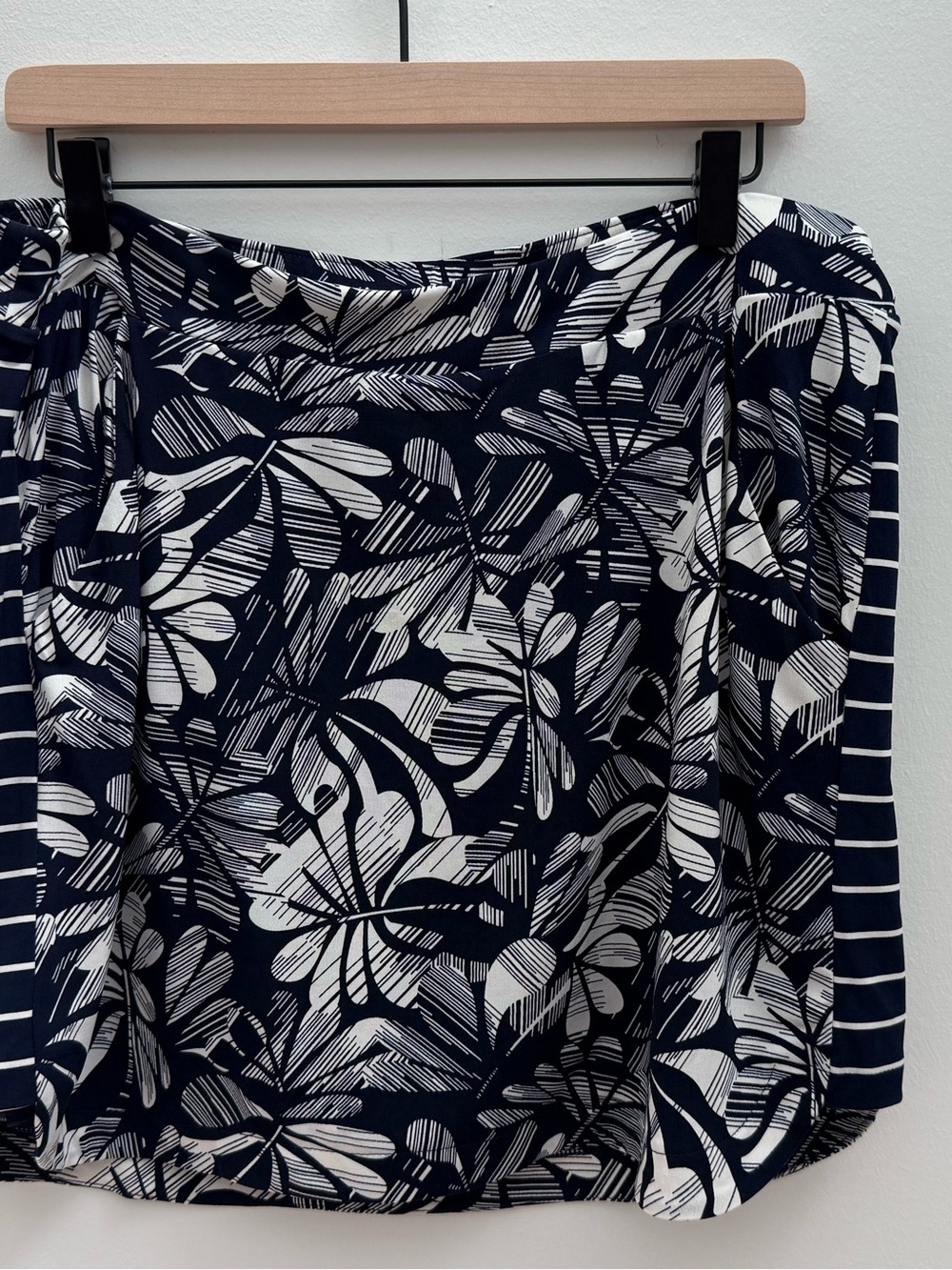 Chico's - Weekends Navy and White Tropical Print Pull-on Skort, Size L - Picture 1 of 6